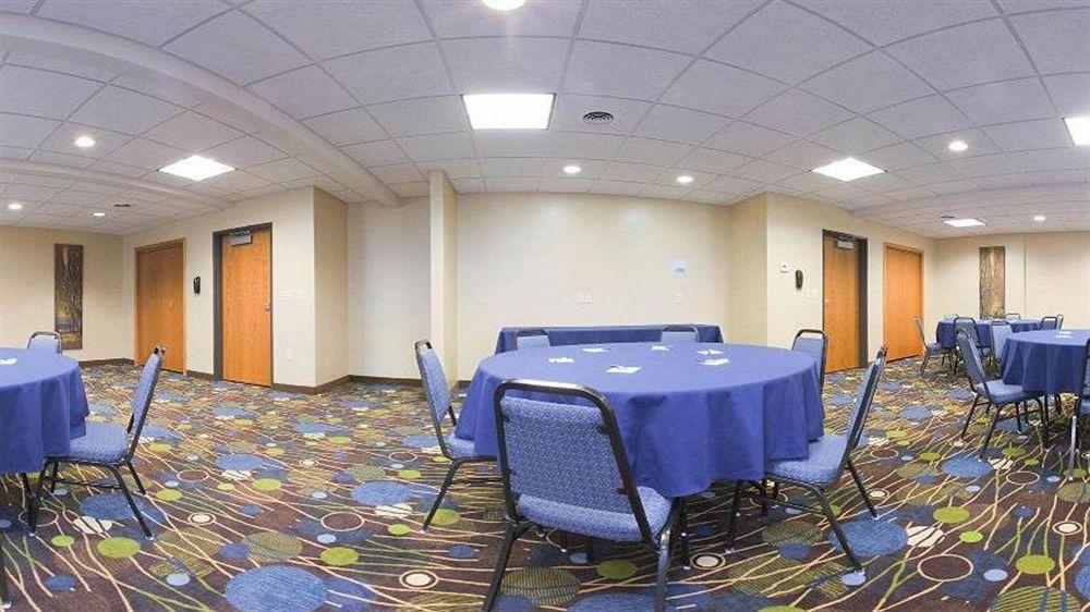 Holiday Inn Express Hotel & Suites Antigo By Ihg Exterior foto
