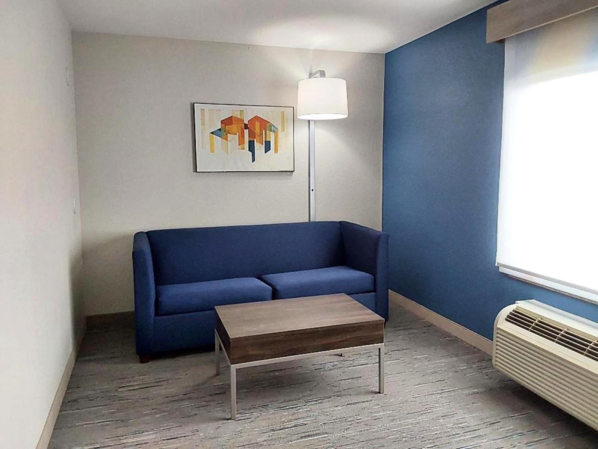 Holiday Inn Express Hotel & Suites Antigo By Ihg Exterior foto
