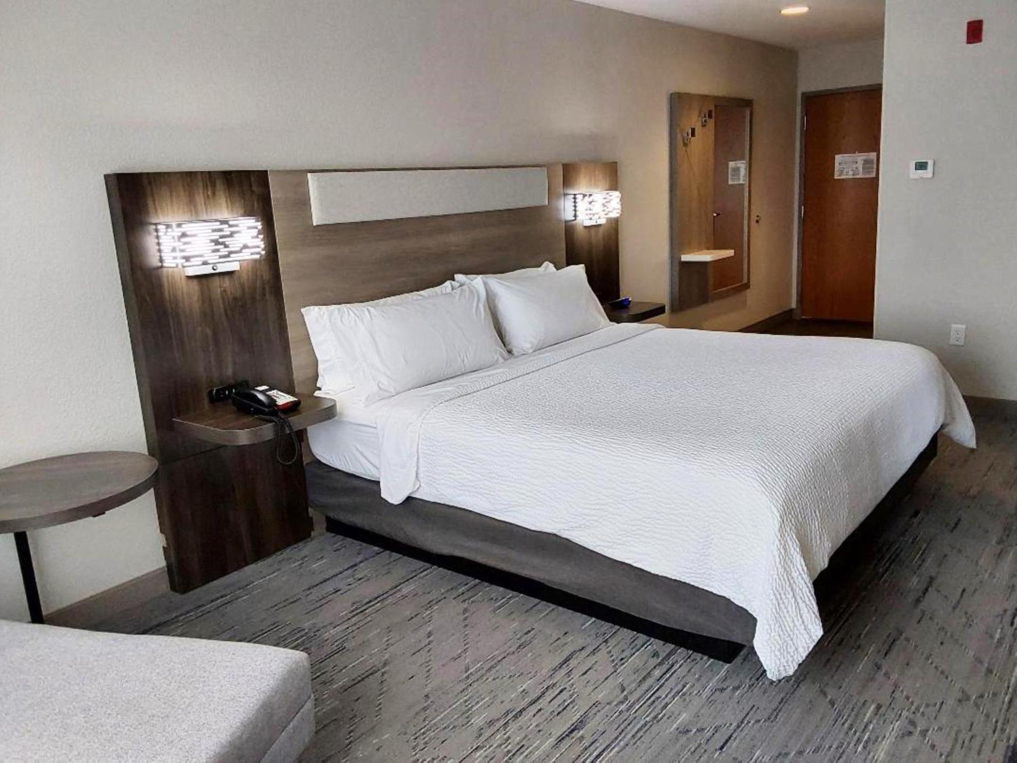 Holiday Inn Express Hotel & Suites Antigo By Ihg Exterior foto