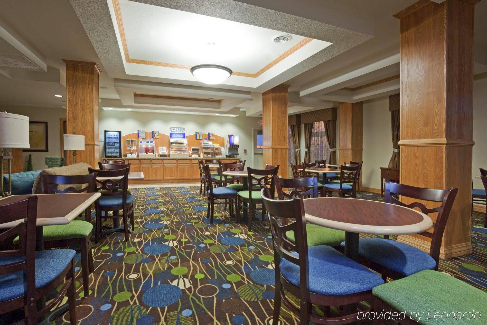Holiday Inn Express Hotel & Suites Antigo By Ihg Exterior foto